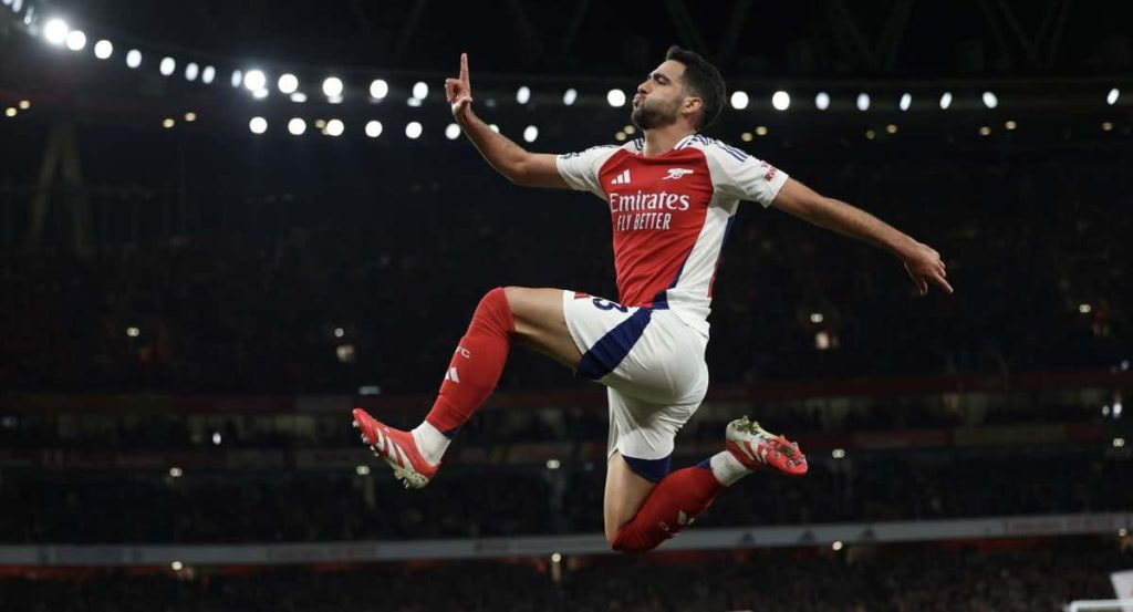 Mikel Merino celebrando un gol con el Arsenal.