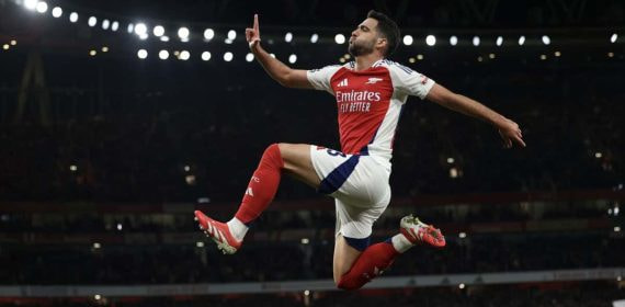 Mikel Merino celebrando un gol con el Arsenal.