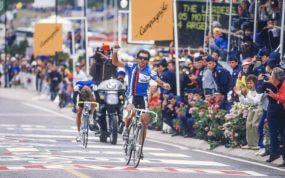 Moreno Argentin celebra una victoria durante su carrera.