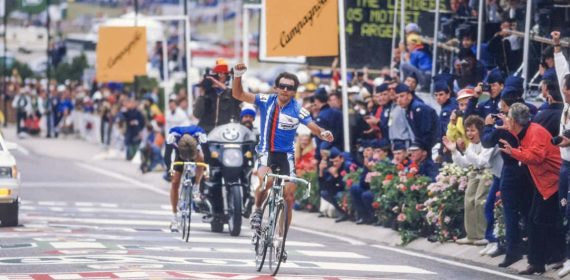 Moreno Argentin celebra una victoria durante su carrera.