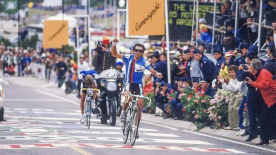 Moreno Argentin celebra una victoria durante su carrera.