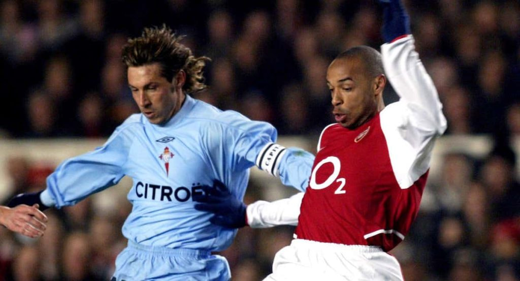Mostovoi y Henry, pelean por un balón durante un partido de Champions en 2004.
