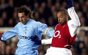 Mostovoi y Henry, pelean por un balón durante un partido de Champions en 2004.