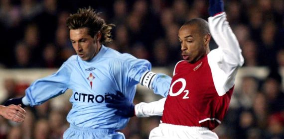 Mostovoi y Henry, pelean por un balón durante un partido de Champions en 2004.