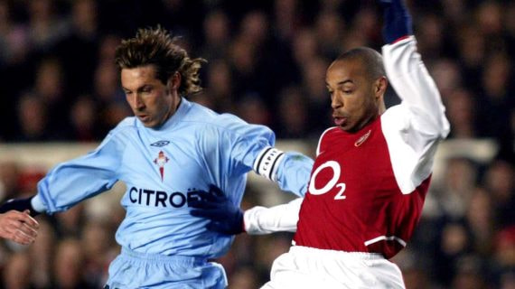 Mostovoi y Henry, pelean por un balón durante un partido de Champions en 2004.