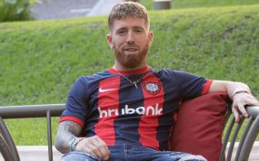 Muniain posa con la camiseta de San Lorenzo cuando se oficializó su fichaje.