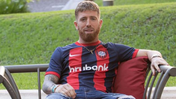Muniain posa con la camiseta de San Lorenzo cuando se oficializó su fichaje.