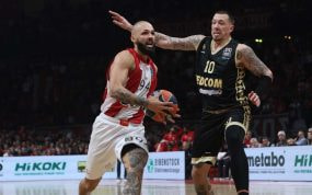 Evan Fournier, del Olympiacos, entra a canasta ante la defensa de Daniel Theis, jugador del Mónaco.