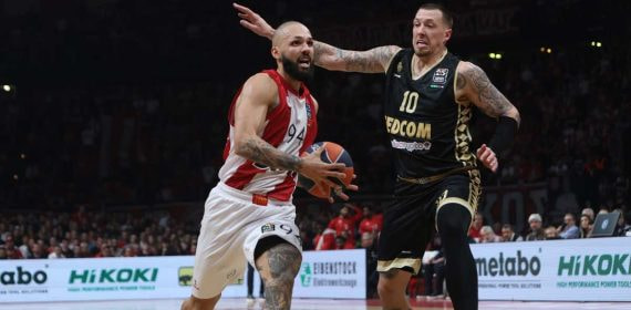 Evan Fournier, del Olympiacos, entra a canasta ante la defensa de Daniel Theis, jugador del Mónaco.