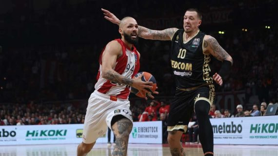 Evan Fournier, del Olympiacos, entra a canasta ante la defensa de Daniel Theis, jugador del Mónaco.
