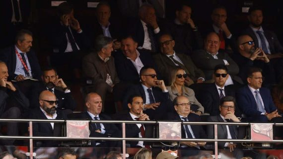 El palco del Sevilla ante los cánticos de todo el Sánchez-Pizjuán.