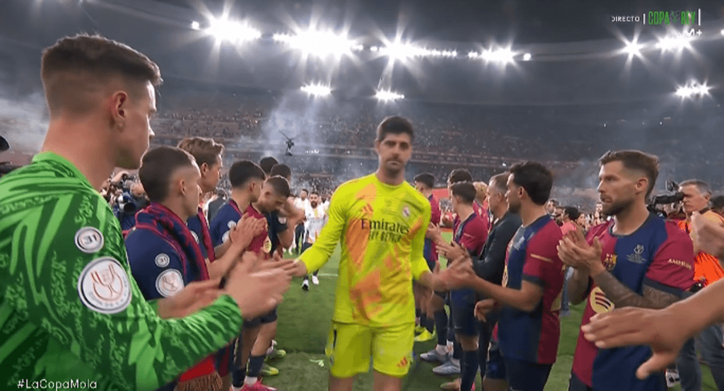 Los jugadores del Barça hacen pasillo a los del Madrid.