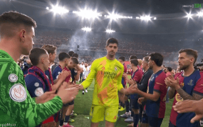 Los jugadores del Barça hacen pasillo a los del Madrid.