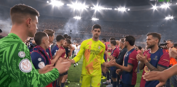 Los jugadores del Barça hacen pasillo a los del Madrid.