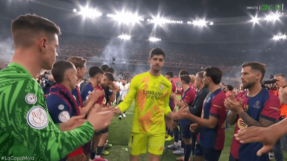 Los jugadores del Barça hacen pasillo a los del Madrid.