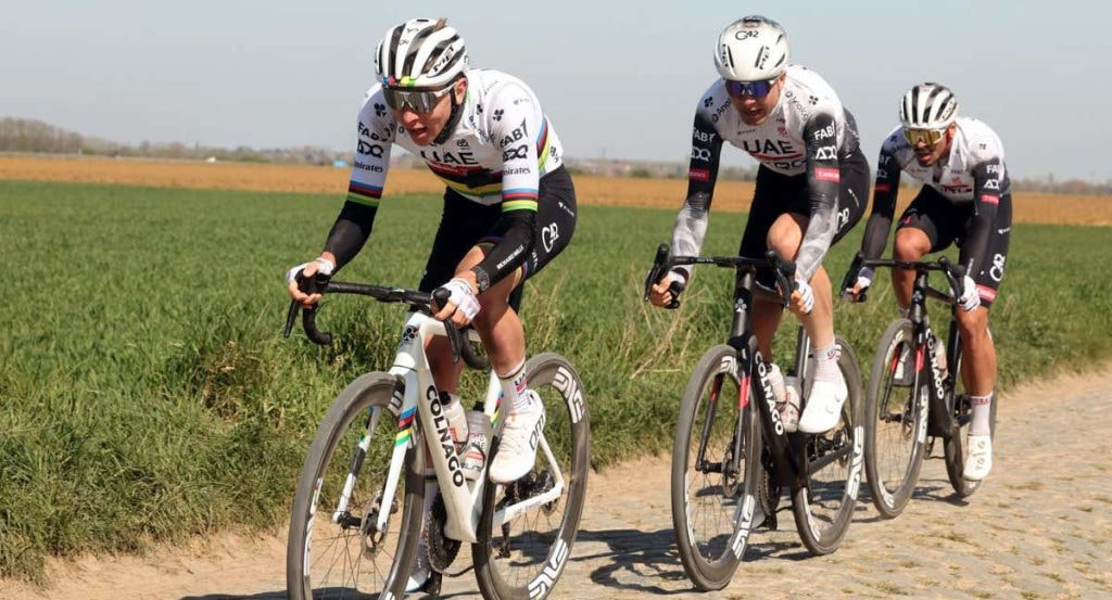 Tadej Pogacar, en primer plano, junto a dos compañeros este viernes durante el reconocimiento de la París-Roubaix.