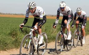 Tadej Pogacar, en primer plano, junto a dos compañeros este viernes durante el reconocimiento de la París-Roubaix.