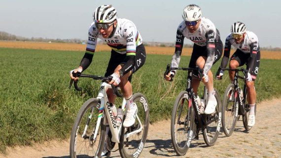Tadej Pogacar, en primer plano, junto a dos compañeros este viernes durante el reconocimiento de la París-Roubaix.