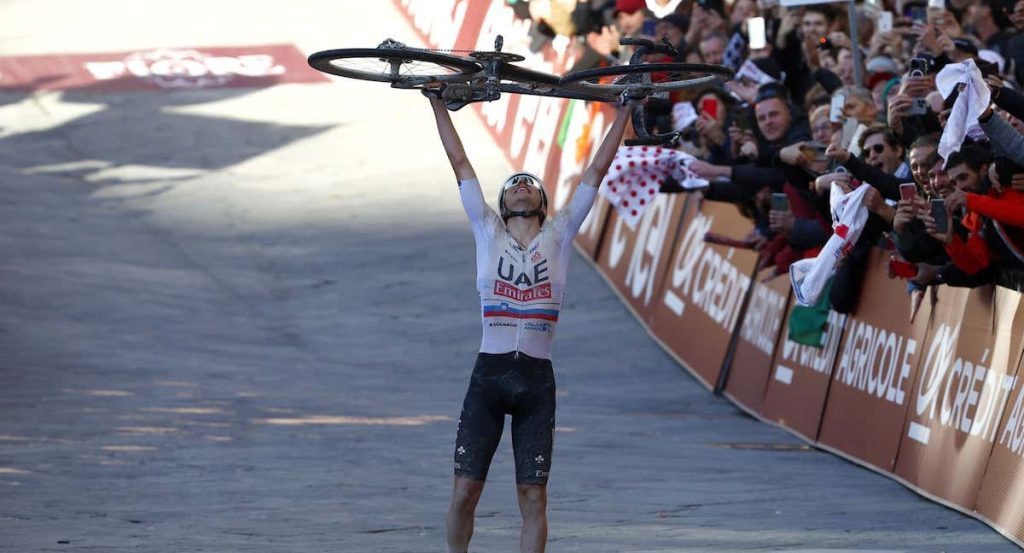 Tadej Pogacar celebra su victoria en la Strade Bianche 2024.
