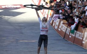 Tadej Pogacar celebra su victoria en la Strade Bianche 2024.