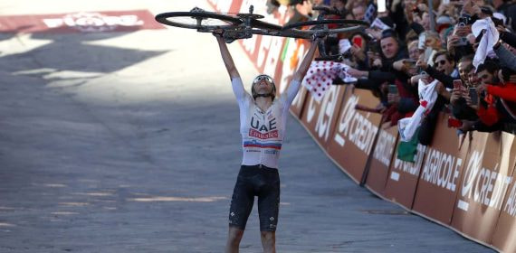 Tadej Pogacar celebra su victoria en la Strade Bianche 2024.