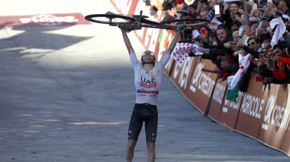 Tadej Pogacar celebra su victoria en la Strade Bianche 2024.