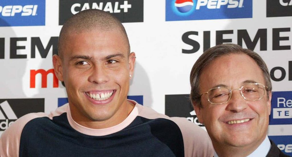 Ronaldo Nazario, junto a Florentino Pérez, en su presentación.