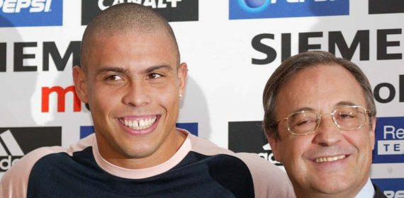 Ronaldo Nazario, junto a Florentino Pérez, en su presentación.