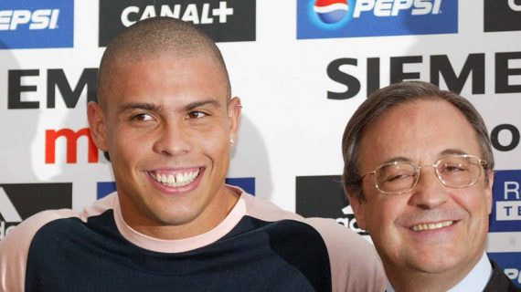 Ronaldo Nazario, junto a Florentino Pérez, en su presentación.