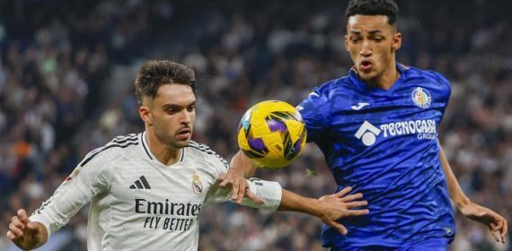 Asencio y Álvaro Rodríguez pugnan por un balón en el partido de la primera vuelta.
