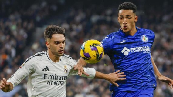 Asencio y Álvaro Rodríguez pugnan por un balón en el partido de la primera vuelta.