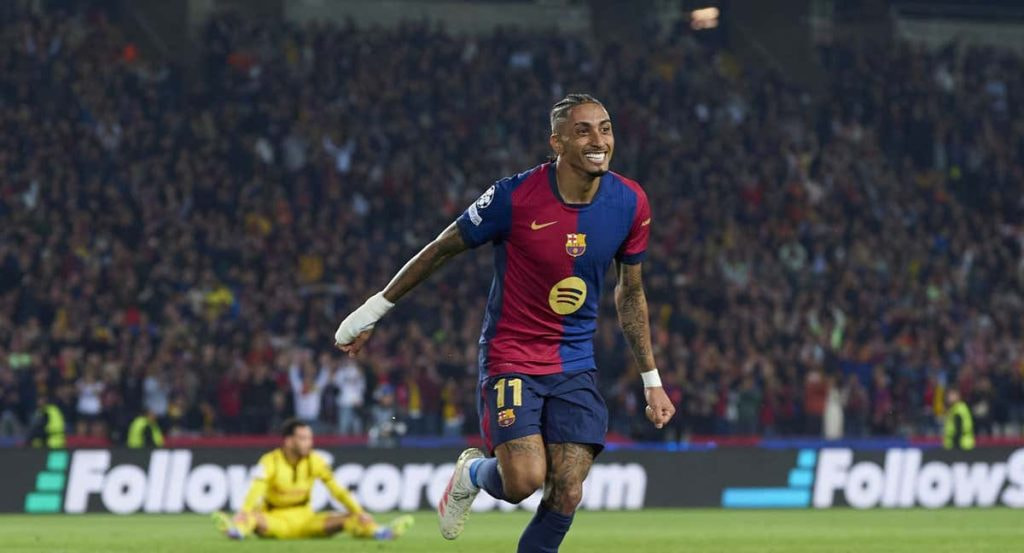 Raphinha celebra un gol en el partido Dortmund-Barça de Champions.
