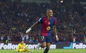 Raphinha celebra un gol en el partido Dortmund-Barça de Champions.