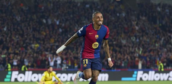 Raphinha celebra un gol en el partido Dortmund-Barça de Champions.