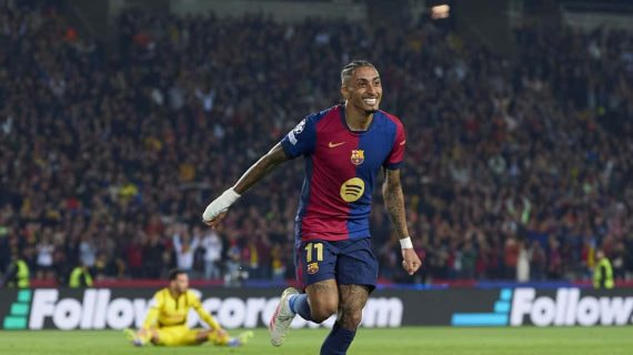 Raphinha celebra un gol en el partido Dortmund-Barça de Champions.