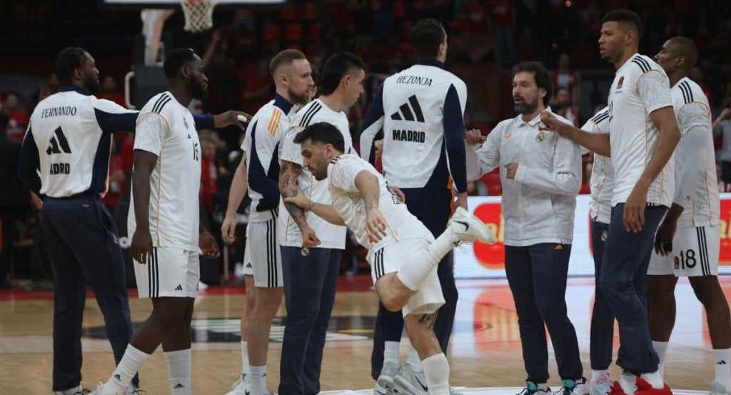 Los jugadores del Madrid, antes de empezar el partido contra Olympiacos.