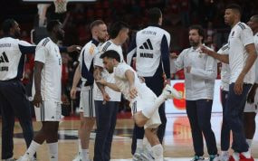 Los jugadores del Madrid, antes de empezar el partido contra Olympiacos.
