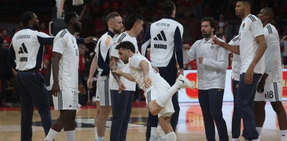 Los jugadores del Madrid, antes de empezar el partido contra Olympiacos.