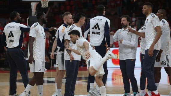 Los jugadores del Madrid, antes de empezar el partido contra Olympiacos.