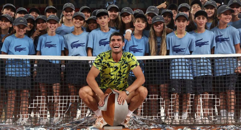 Carlos Alcaraz, juntos con los recogepelotas del Mutua en la edición de 2023