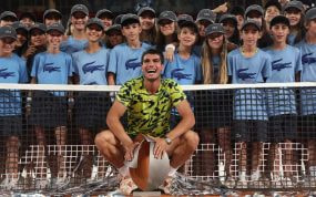 Carlos Alcaraz, juntos con los recogepelotas del Mutua en la edición de 2023