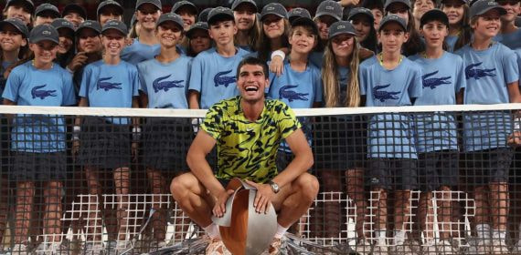Carlos Alcaraz, juntos con los recogepelotas del Mutua en la edición de 2023