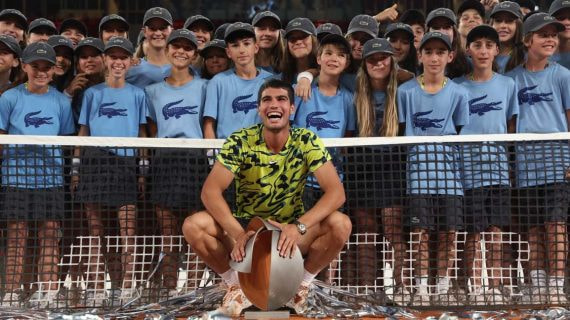 Carlos Alcaraz, juntos con los recogepelotas del Mutua en la edición de 2023