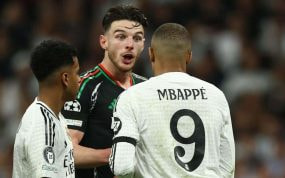 El agarrón de Rice a Mbappé.