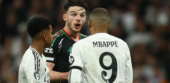El agarrón de Rice a Mbappé.