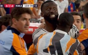 Varias personas del Real Madrid sujetan a Rüdiger.