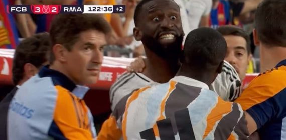 Varias personas del Real Madrid sujetan a Rüdiger.