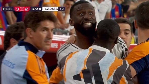 Rüdiger, frenado por sus compañeros al término de la final de Copa.