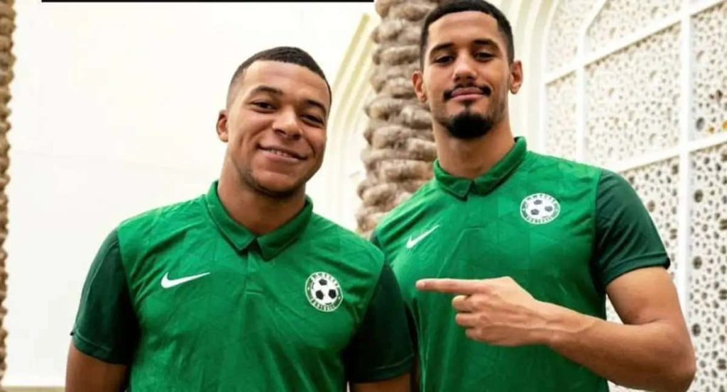 Mbappé y Saliba posan con camisetas del AS Bondy.