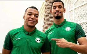Mbappé y Saliba posan con camisetas del AS Bondy.